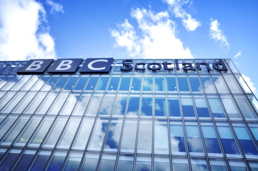 英国BBC、業界からの反発受けポッドキャスト広告導入を断念