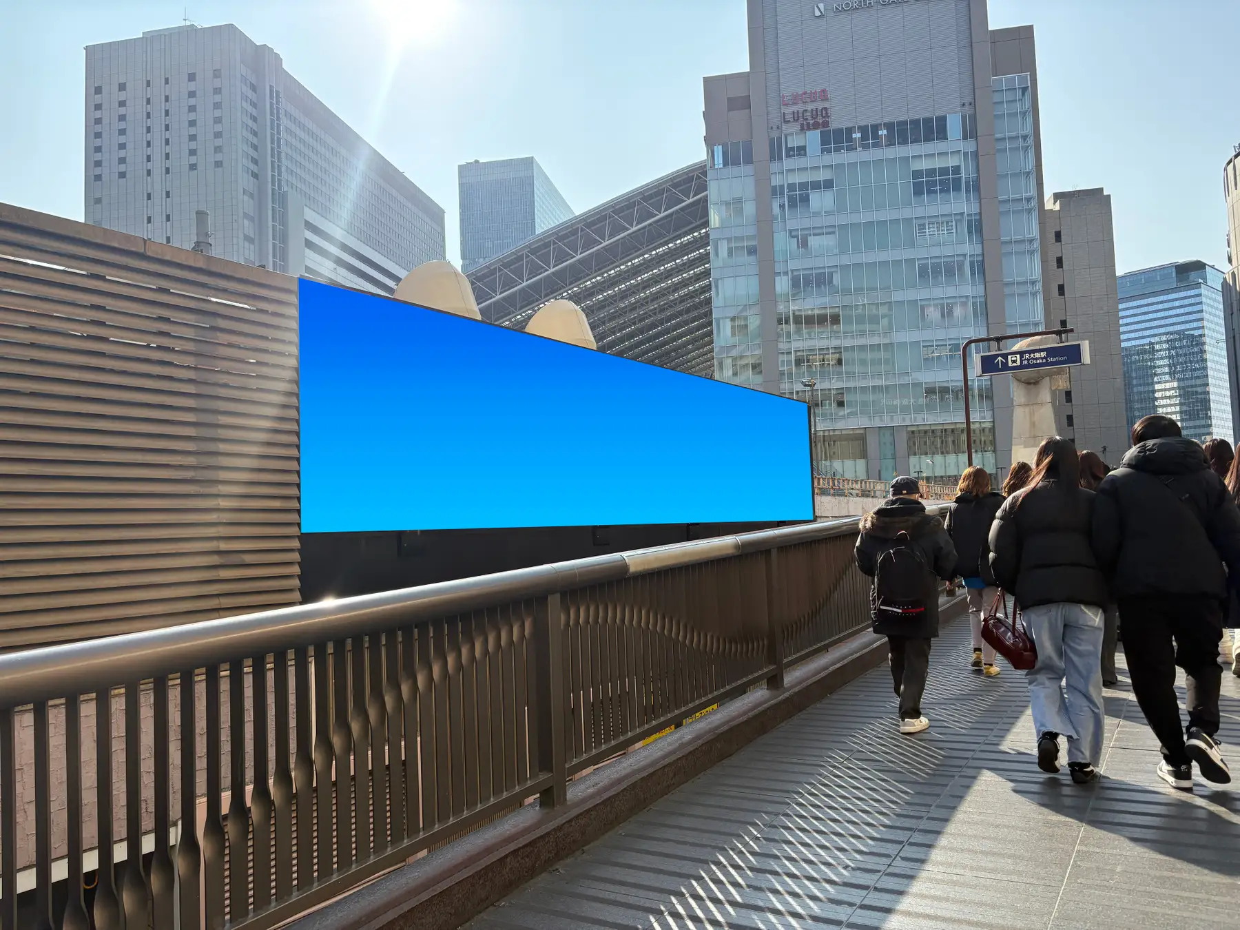 大阪・梅田に大型屋外ビジョン「サウンドウォールビジョン」が新設。音と映像で主要動線の訴求力を高める