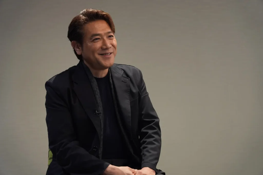 NTT西日本、AI音声合成技術「VOICENCE」活用の音声CMを公開。別所哲也が一人二役を演じる