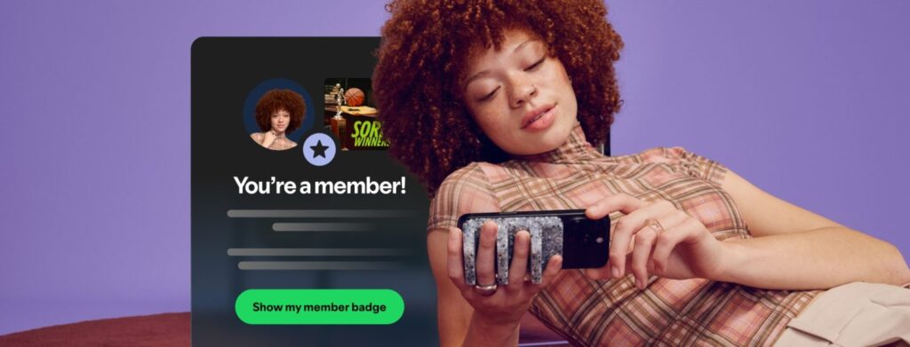 Spotifyのメンバーシップ機能の紹介画像。コメント欄の会員バッジとスマートフォンを操作する人物